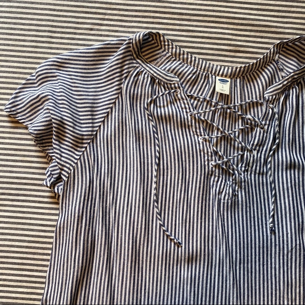 Flowy, gray and white bell sleeve old navy blouse